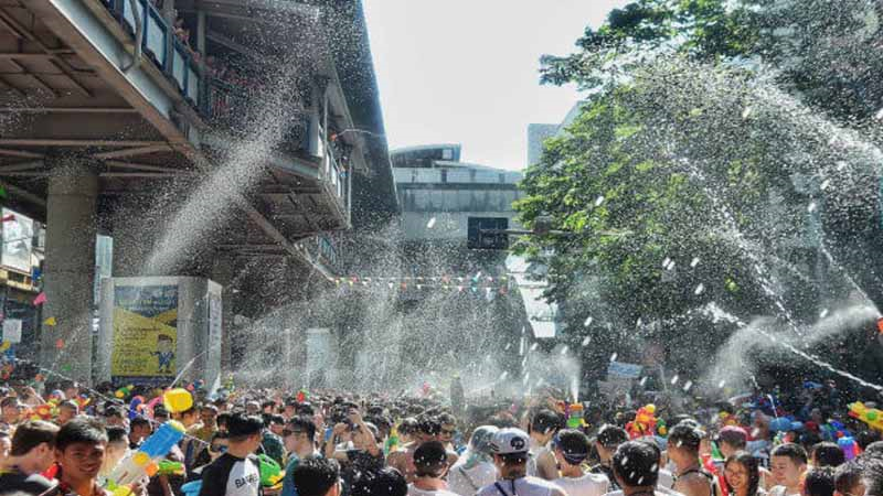 Lễ hội té nước Songkran ở Bangkok - Thái Lan