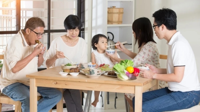 Tận hưởng bữa cơm cùng gia đình