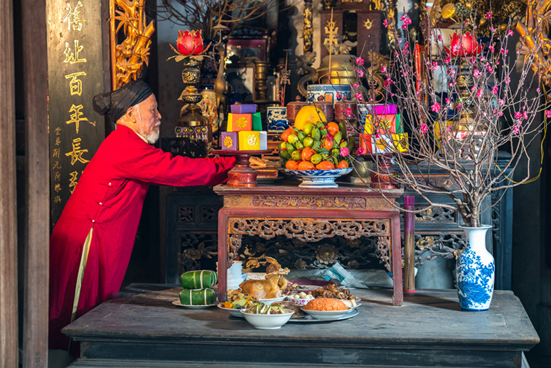 Việc giữ gìn vệ sinh nhà cửa, đặc biệt là khu vực bàn thờ thật sạch sẽ vào ngày Lễ Phật Đản