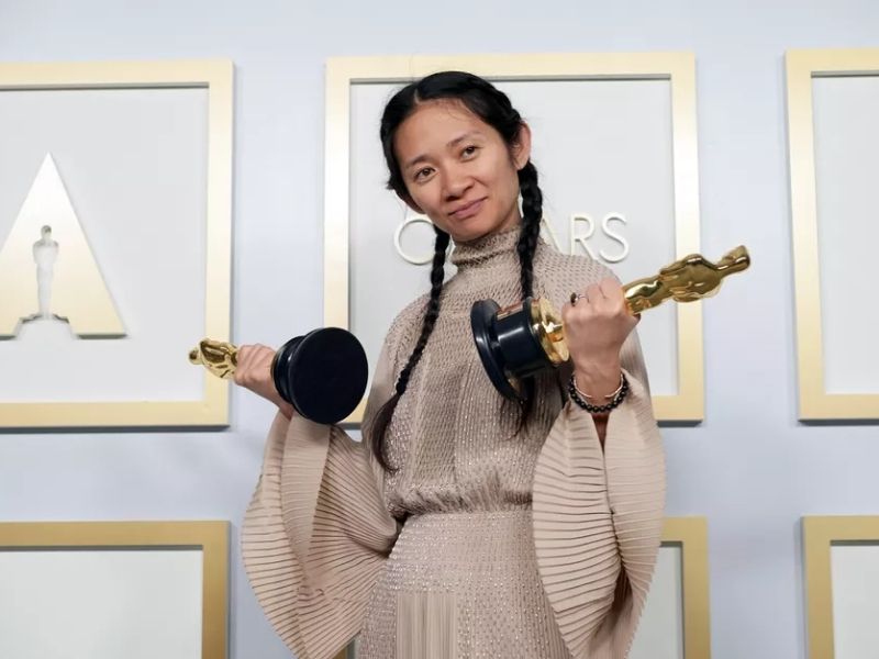 Chloé Zhao: Từ phục vụ bar đến đạo diễn xuất sắc Oscar