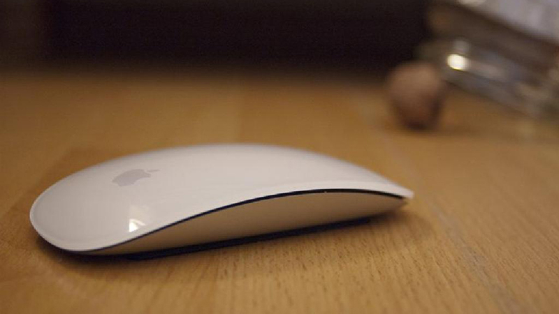 Chuột Magic Mouse 2 nhỏ gọn và thuận tiện cho việc mang đi