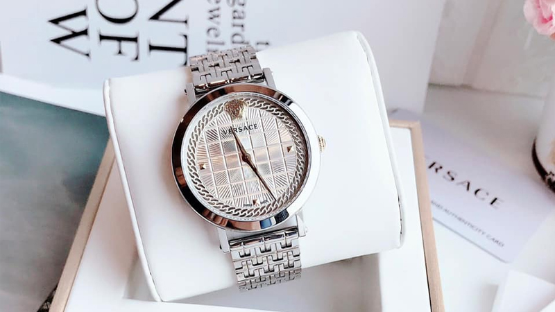 Đồng hồ Versace có mặt trên thị trường từ năm 1998 tại nước Ý