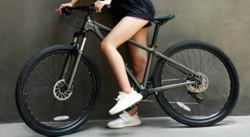 Xe đạp Hybrid sử dụng bánh xe 700C có nhiều rãnh nhỏ và số lượng nan hoa trung bình