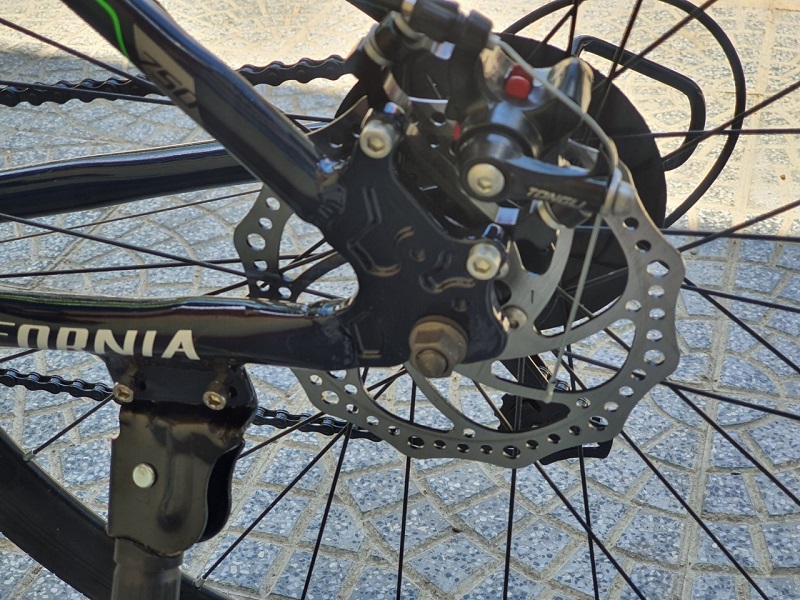 Bộ phanh đĩa trên xe đạp Hybrid hỗ trợ người chạy điều khiển tốt xe đạp của mình
