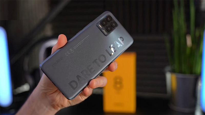 Realme 8 Pro mỏng và nhẹ hơn