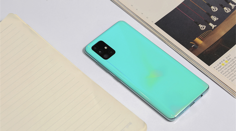 Galaxy A51 và A71 đều làm bằng nhựa ở mặt lưng