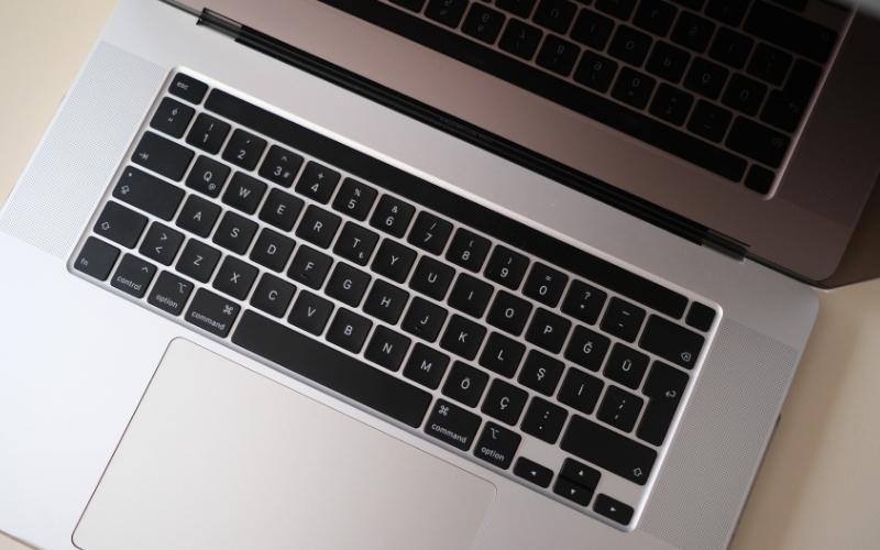 Bàn phím MacBook có nhiều điểm khác biệt sơ với bàn phím Windows