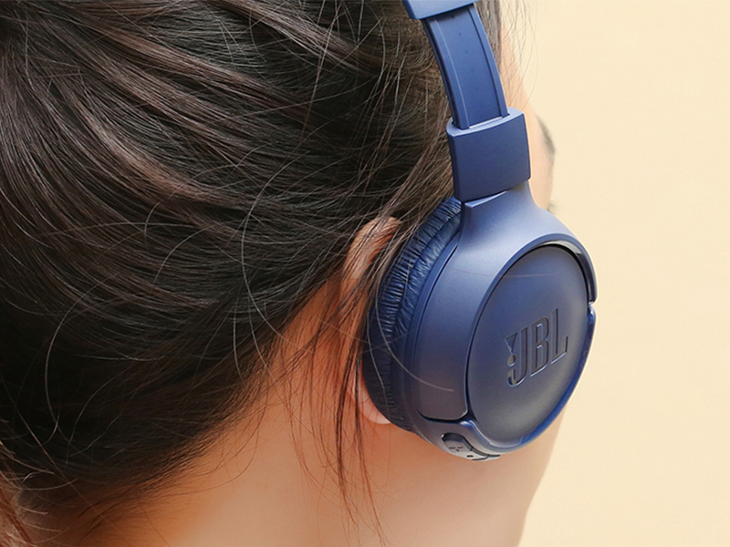 Người dùng sử dụng tai nghe chụp tai JBL