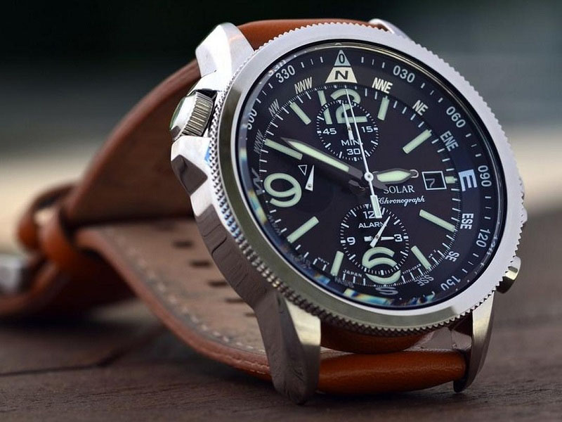 Trên mặt đồng hồ có kim chỉ giờ đều là đồng hồ analog