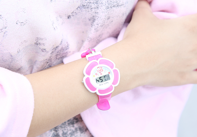 Đồng hồ Smile Kid SL021-01 có thiết kế hình bông hoa 5 cánh