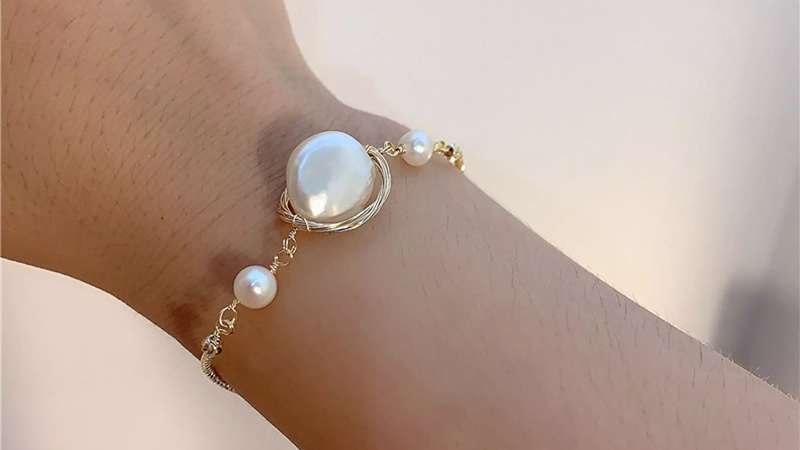 Chọn lắc tay có đính ngọc trai to sẽ giúp bạn che đi khuyết điểm cổ tay gầy
