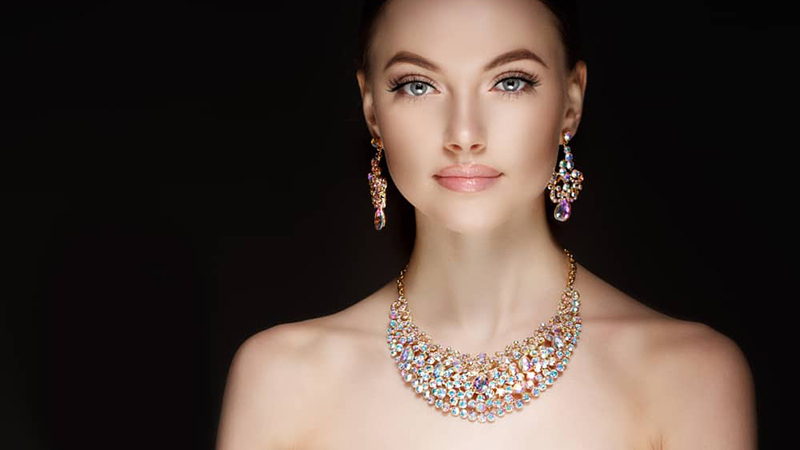 Chọn dây chuyền phù hợp với dáng cổ