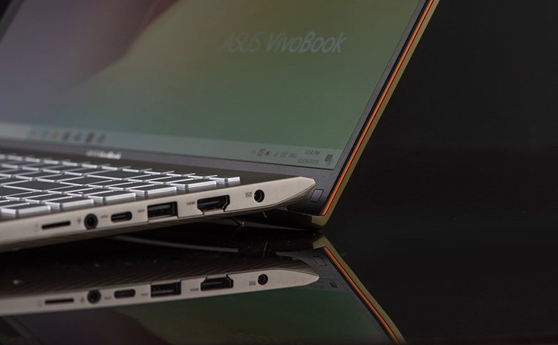 ASUS VivoBook được trang bị đầy đủ cổng kết nối cơ bản
