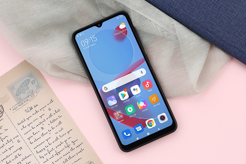 Mặt lưng của máy được Xiaomi thiết kế bằng nhựa bóng