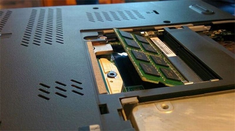RAM bị lỏng cũng khiến laptop mở không lên