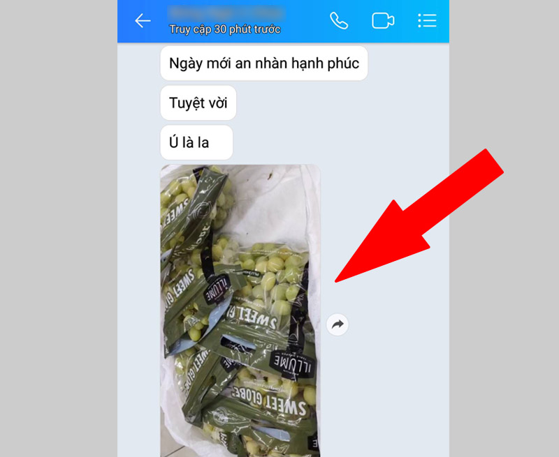Vào ô chat và nhấn vào video bạn muốn tải