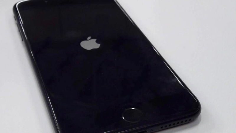 Treo logo táo khi đang cập nhật iPhone