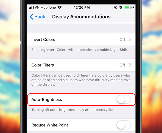 Và chọn mở Auto-Brightness (Tự động sáng)