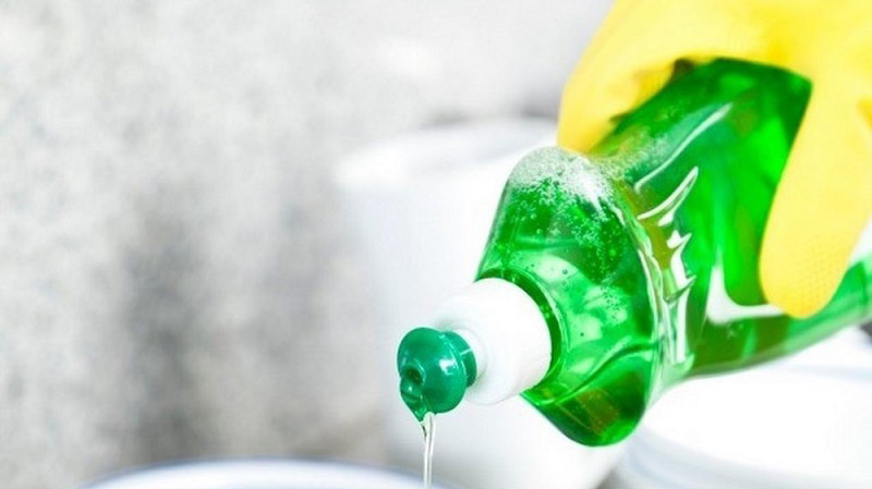 Pha hỗn hợp nước rửa chén và nước để tẩy trắng ốp điện thoại