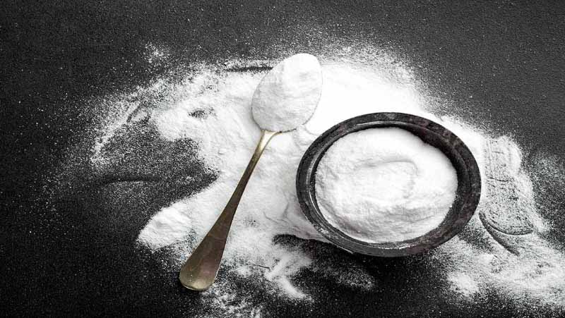 Hàn the kết hợp cùng nước rửa chén cũng giúp làm giảm vết ố vàng trên ốp lưng điện thoại