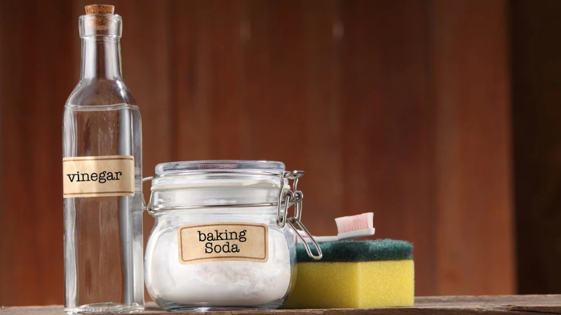 Sử dụng Baking Soda trộn với nước chanh hoặc nước để làm trắng ốp lưng điện thoại