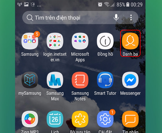 Bước 1: Đầu tiên bạn vào Danh bạ.