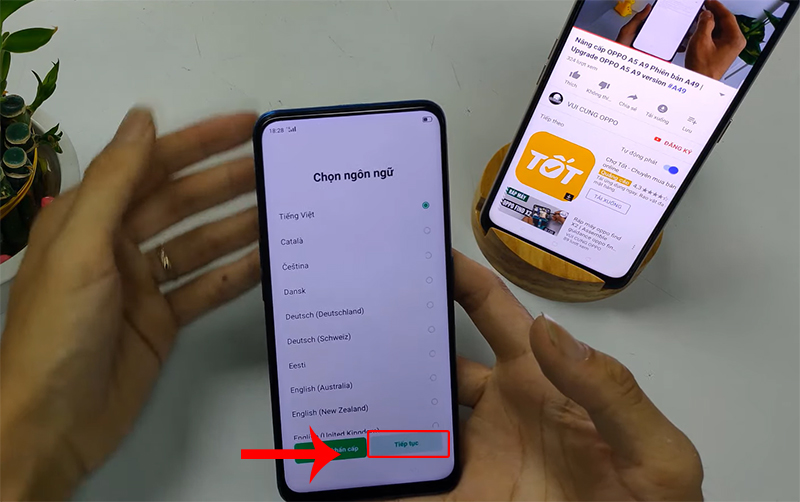 Tại giao diện chọn ngôn ngữ, bạn nhấn Tiếp tục