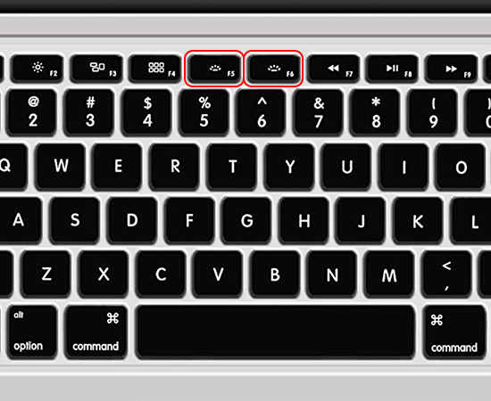 Layout bàn phím của Macbook tích hợp nút tăng giảm độ sáng vào 2 nút F5 và F6, muốn giảm độ sáng các bạn nhấn F5 và F6 là tăng độ sáng đèn nền bàn phím.