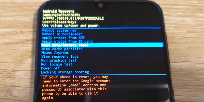 Chọn Wipe Data/Factory Reset như ảnh
