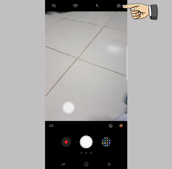 Bước 2: Chuyển qua camera trước và chọn cài đặt.