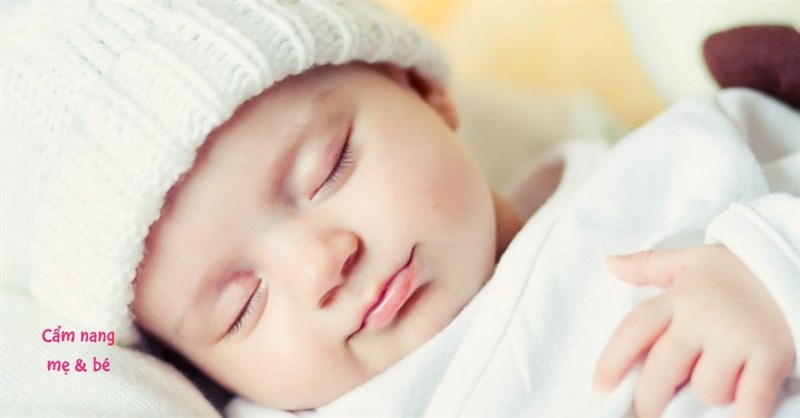 Có nên đội mũ cho trẻ sơ sinh? Những lưu ý khi đội mũ cho bé mẹ cần biết?