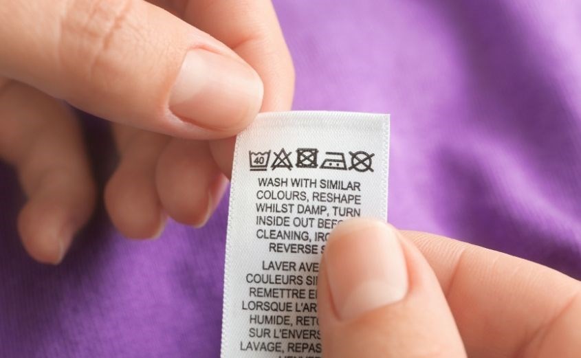 Xem nhãn mác đồ của bé trước khi giặt