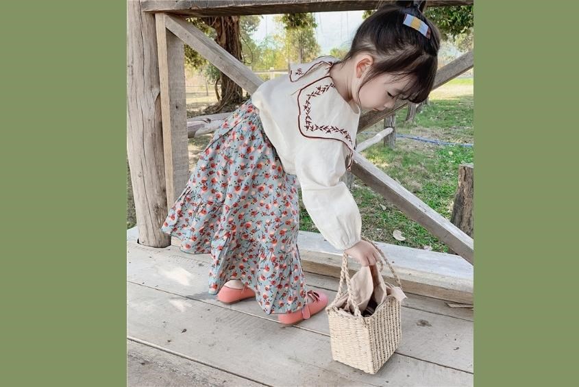 Áo sơ mi kiểu tay bồng phối cùng chân váy midi cho bé