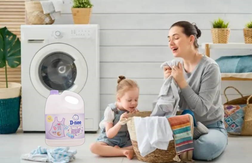 Giặt máy quần áo trẻ sơ sinh bằng nước giặt cho bé D-nee Yellow Moon tím chống ẩm mốc can 3 lít