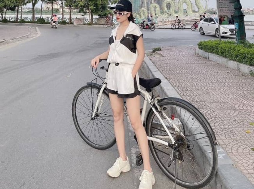 Cách tạo dáng chụp ảnh với xe đạp thể thao trên đường phố