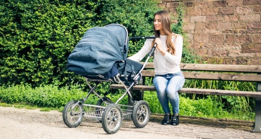 Luôn ở bên cạnh để giám sát bé khi sử dụng xe đẩy