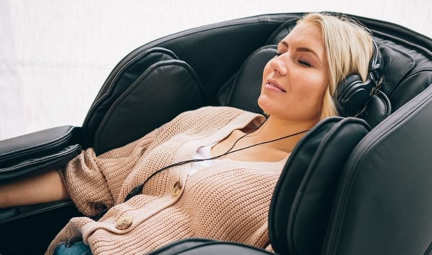 Nghe nhạc với ghế massage