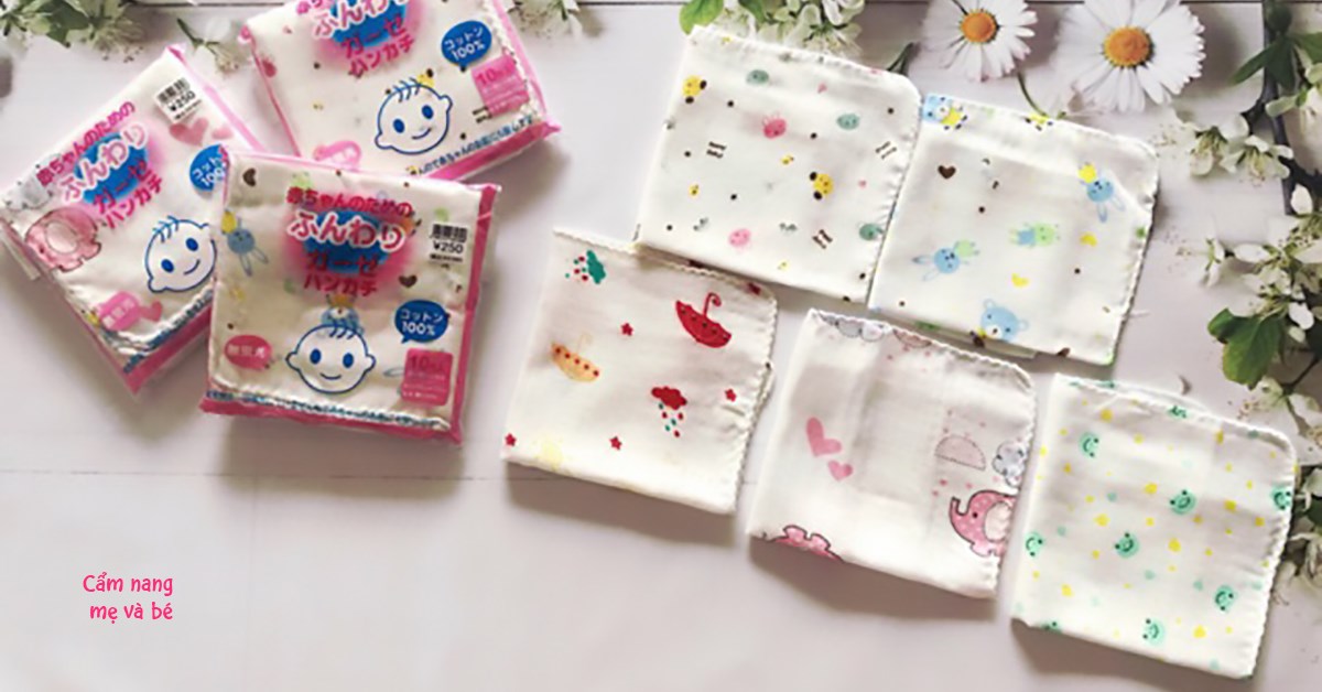 Khăn sữa là gì? Cách chọn mua khăn sữa tốt, phù hợp cho bé