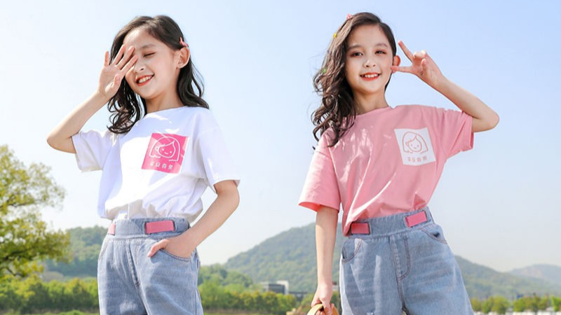 Áo thun với quần dài duyên dáng