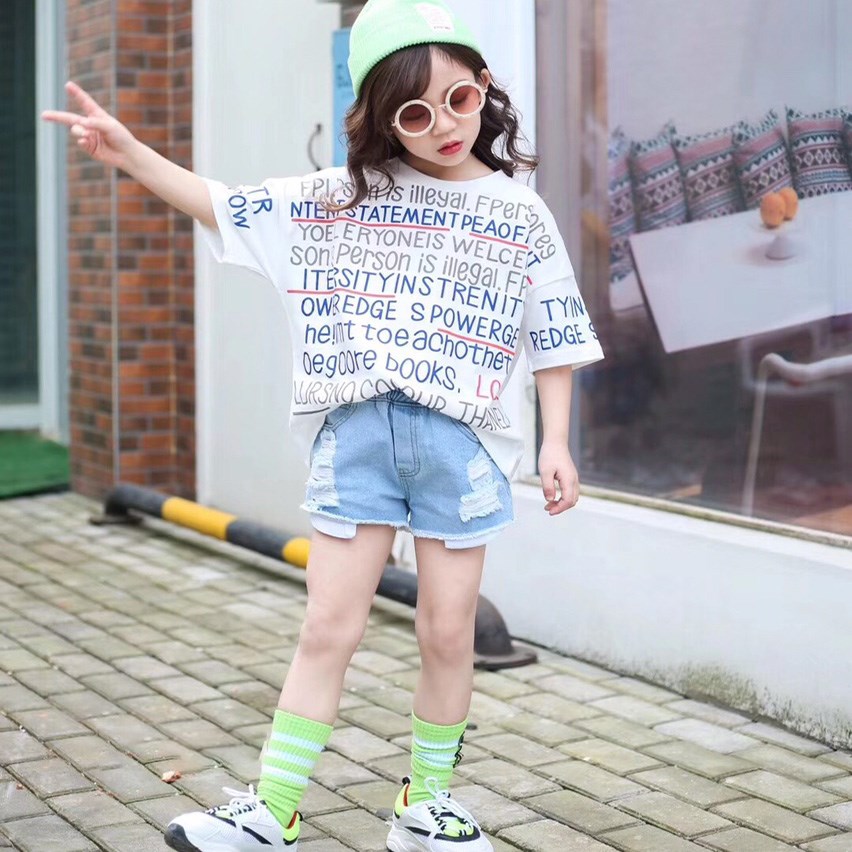 Áo thun với quần short năng động