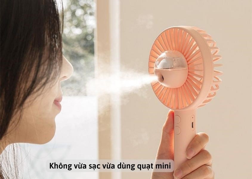 Không vừa sạc vừa dùng quạt mini