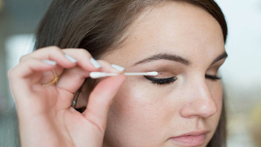 Bước 2: Sử dụng tăm bông để làm sạch phần khó trôi