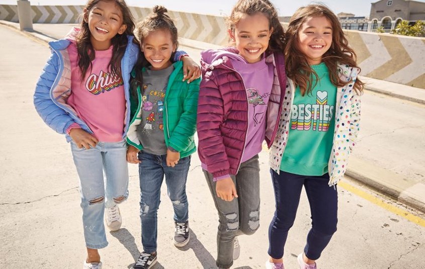 Phối áo hoodie bé gái với áo phao