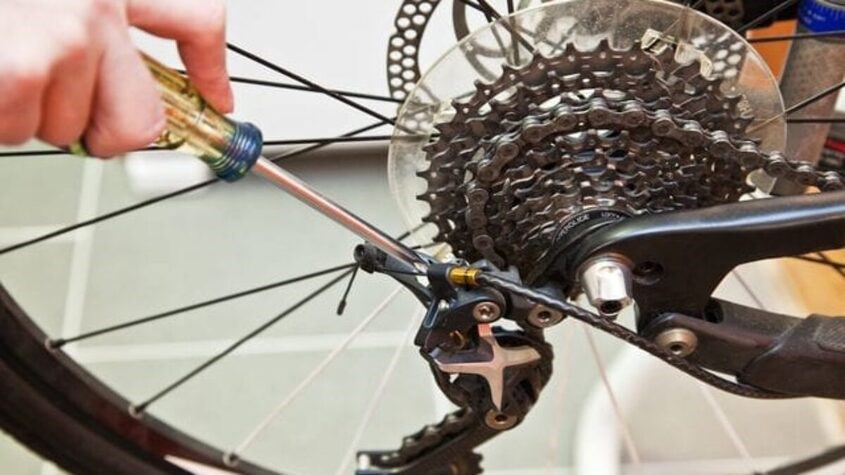 Vệ sinh Derailleur (cùi đề xe đạp) trước và sau