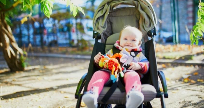 Lựa chọn xe đẩy cho bé cần quan tâm đến độ tuổi.