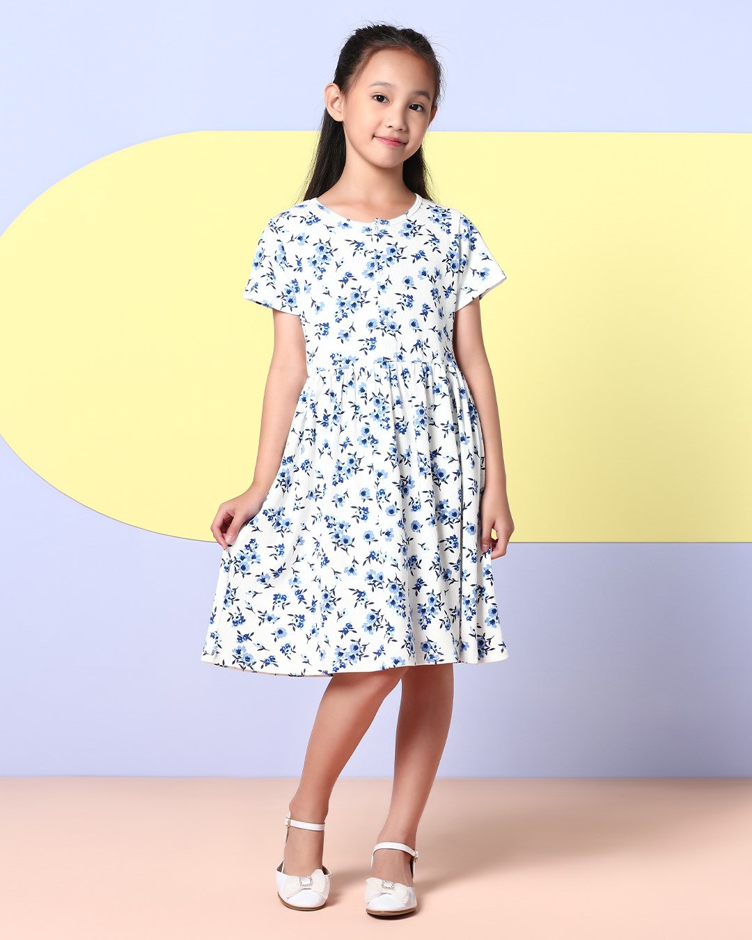 Đầm xòe họa tiết hoa xanh nhỏ cho bé gái xinh xắn