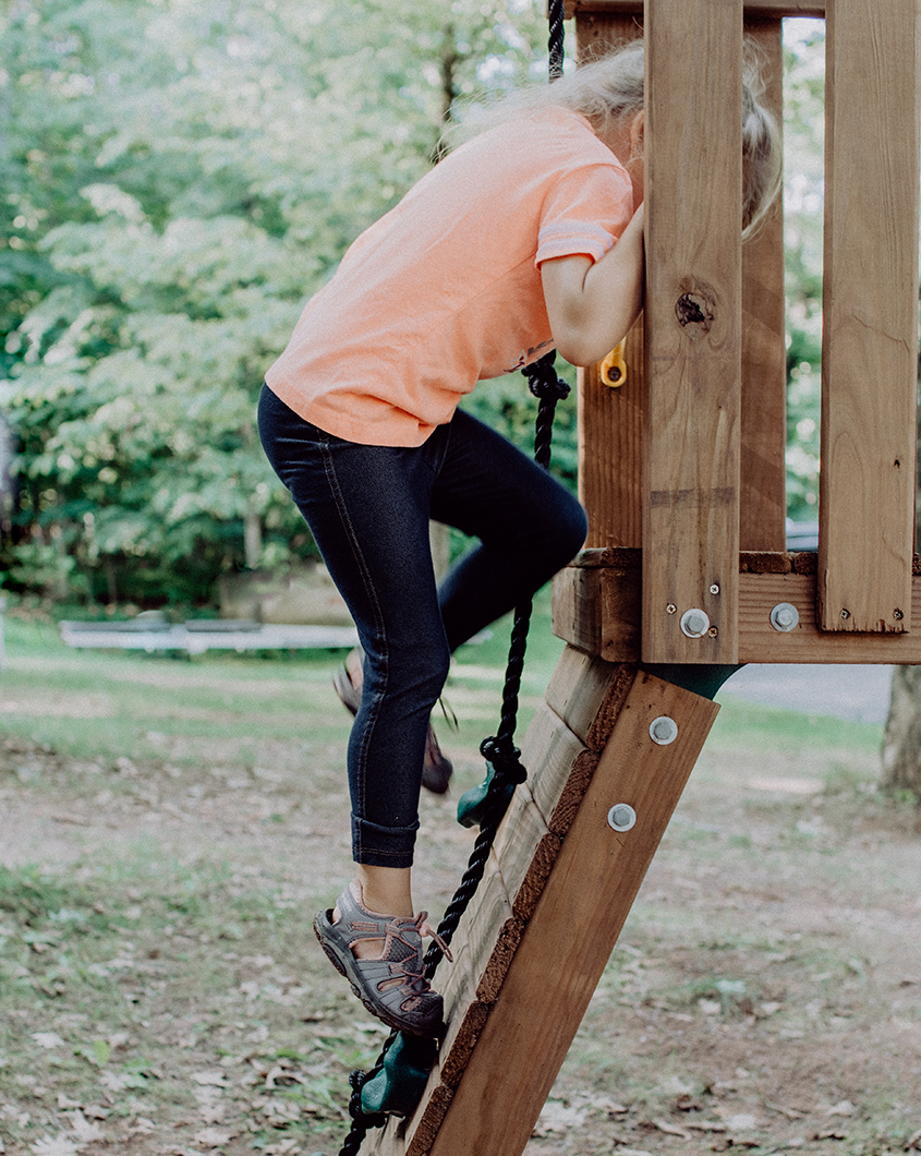 Giày sandal giúp chân bé thoáng khí và dễ dàng vận động