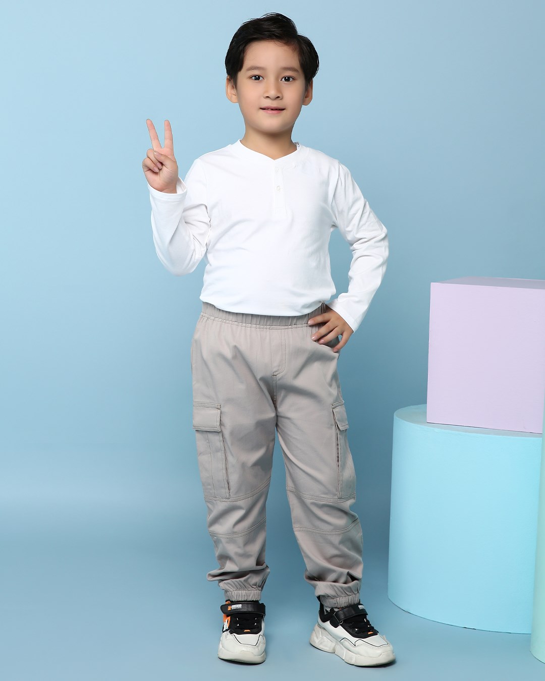 Quần jean áo thun trắng đơn giản cho bé trai