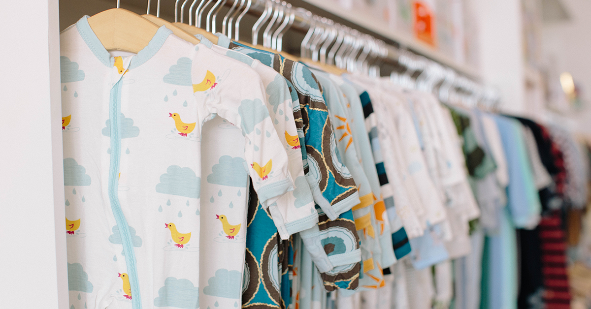 Ưu tiên chọn quần áo tại các hệ thống cửa hàng uy tín