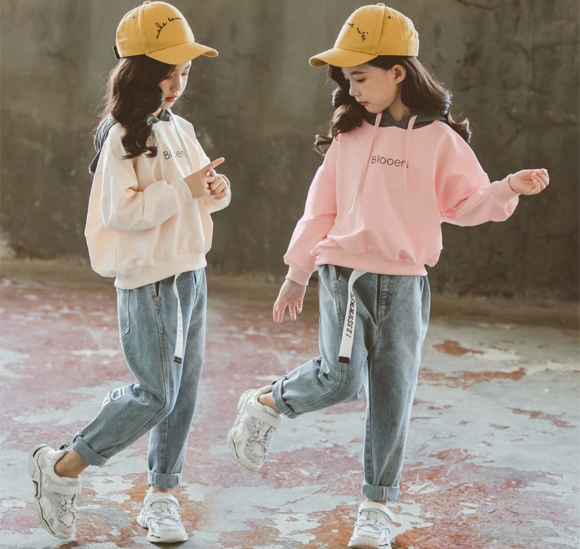 Quần jeans dáng dài kết hợp với áo hoodie